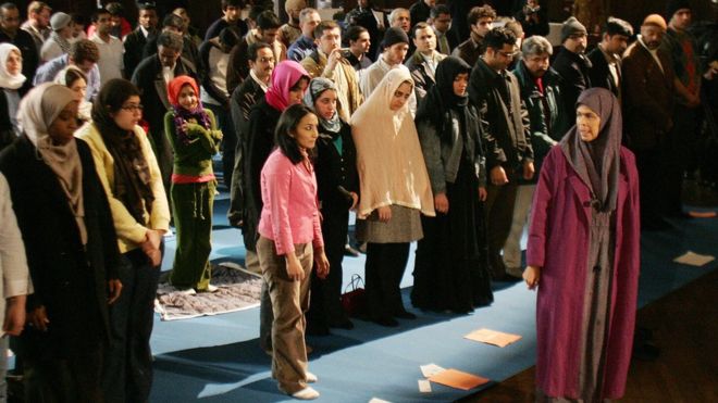 Amina Wadud 2005'te ABD'de cemaate namaz kıldırırken.