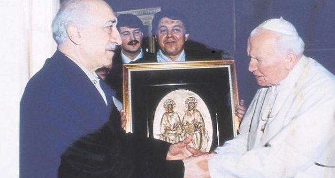Papa, kendisine Hereke hals ile ilenmi bir gm vazo hediye eden Glen'e 'Aziz Paulus' ile 'Potrus'un altn kabartmadan oluan tablosunu armaan etti.